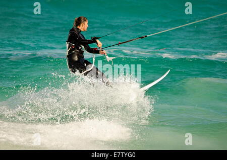 Ein Mädchen Kite-surfen Stockfoto
