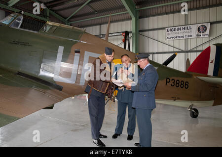 Während des Krieges re enactment Lee Draper, Nigel Carver und Peter Marshall Stand-by Hurrikan P3886 in Biggin Hill Erbe Hangar Stockfoto