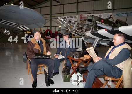 Während des Krieges re enactment Lee Draper, Nigel Carver und Peter Marshall Sit in Biggin Hill Erbe Hangar voller Tatendrang Stockfoto