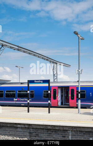 First Great Western Zug am Bahnhof von Reading Berkshire England UK Stockfoto