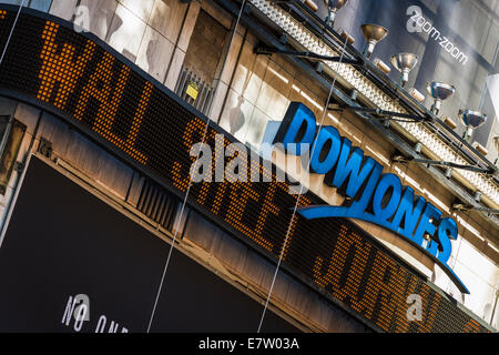 Eine Leuchtreklame zeigt die neuesten Schlagzeilen von Wall Street Journal unter dem Dow Jones-Logo auf dem Times Square, Midtown Manhatten Stockfoto