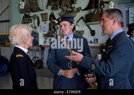 Veteranen und Kriegszeiten re enactment besuchen die Schlacht von Großbritannien Medientag am Biggin Hill Erbe Hangar zum Gedenken an die Hawker Hurricane P3886. Stockfoto