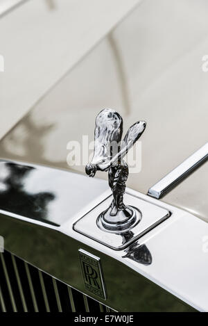 Berühmten Silver Lady oder Flying Lady eine kleine Haube Verzierung auf einem Rolls-Royce Auto Derbyshire England Stockfoto