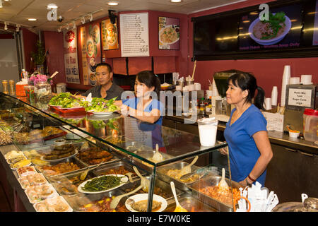 Vietnamese-American Vietnamese-Americans, Familie, Vietnamesischen Restaurant, Food Court, Asian Garden Mall, Westminster, Orange County, Kalifornien Stockfoto