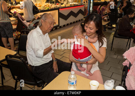 Vietnamese-Americans, Vietnamese-Americans, Mutter, Baby, Tochter, Großvater, Asian Garden Mall, Westminster, Orange County, Kalifornien Stockfoto