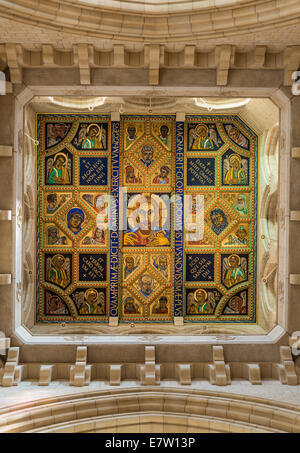 Das Innere der Buckfast Abbey zeigt die Laterne Decke Darstellung Christus, umgeben von Engeln, Heiligen und Propheten. Stockfoto