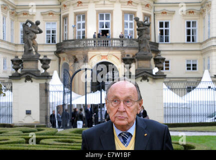 Datei - Datei Foto datiert 30. September 2009 Schuhe, die ehemalige deutsche Außenminister Hans-Dietrich Genscher vor dem berühmten Balkon der deutschen Botschaft steht, die seine Rede für DDR-Flüchtlinge in Prag, Tschechische Republik erinnert. Genscher hielt eine historische Rede vom Balkon am 19:00 am 30. September 1989, "Wir sind gekommen, um euch zu sagen, dass heute Ihre Ausreise." Der Rest der Rede wurde in Jubel übertönt. Genscher, die nur an einem Herzinfarkt erlitten hatte, erinnerte sich dies als die beste Erfahrung seiner Zeit im Büro. Foto: RALF HIRSCHBERGER/ZB/dpa Stockfoto