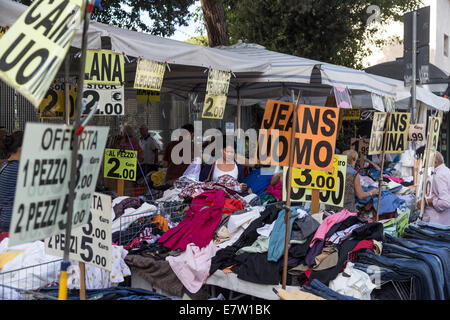 In einem Markt stehen Stockfoto