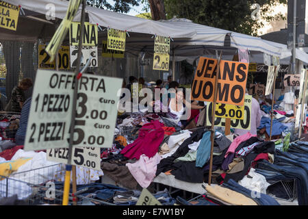 In einem Markt stehen Stockfoto