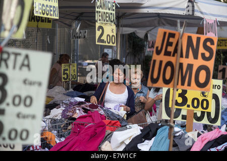 In einem Markt stehen Stockfoto