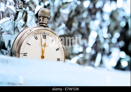 Alte Taschenuhr in Eis eingefroren. Stockfoto