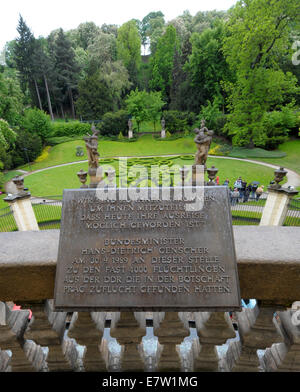 Datei - Datei Foto datiert 30. September 2009 zeigt eine Bronzetafel zur Erinnerung an die Rede von der ehemalige deutsche Außenminister Hans-Dietrich Genscher für DDR-Flüchtlinge auf den berühmten Balkon der deutschen Botschaft in Prag, Tschechien. Genscher hielt eine historische Rede vom Balkon am 19:00 am 30. September 1989, "Wir sind gekommen, um euch zu sagen, dass heute Ihre Ausreise." Der Rest der Rede wurde in Jubel übertönt. Genscher, die nur an einem Herzinfarkt erlitten hatte, erinnerte sich dies als die beste Erfahrung seiner Zeit im Büro. Foto: RALF HIRSCHBERGER/ZB/dpa Stockfoto