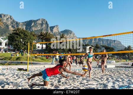 Beach-Volleyball-Spieler auf den Strand von Camps Bay, Kapstadt, Südafrika Stockfoto