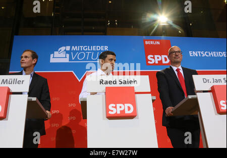 Berlin, Deutschland. 23. Sep, 2014. Die SPD-Kandidaten für die Nachfolge von Berlins Regierenden Bürgermeister Klaus Wowereit, Berlins Senator für städtische Entwicklung Michael Mueller (L-R), der Vorsitzende der SPD-Fraktion im Berliner Landtag, Raed Saleh und der Leiter der regionalen SPD Jan Stoess, präsentieren sich die Mitglieder des Berliner regionalen SPD-Kapitel in Berlin, Deutschland, 23. September 2014. Rund 17.000 Mitglieder des Berliner regionalen SPD-Kapitel sind beschlossen, auf, die als der regierende Bürgermeister von Berlin Wowereit gelingen wird. Foto: Stephanie Pilick/Dpa/Alamy Live News Stockfoto