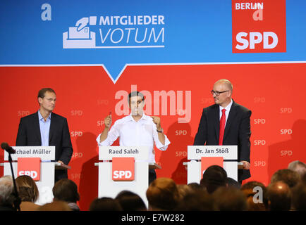 Berlin, Deutschland. 23. Sep, 2014. Die SPD-Kandidaten für die Nachfolge von Berlins Regierenden Bürgermeister Klaus Wowereit, Berlins Senator für städtische Entwicklung Michael Mueller (L-R), der Vorsitzende der SPD-Fraktion im Berliner Landtag, Raed Saleh und der Leiter der regionalen SPD Jan Stoess, präsentieren sich die Mitglieder des Berliner regionalen SPD-Kapitel in Berlin, Deutschland, 23. September 2014. Rund 17.000 Mitglieder des Berliner regionalen SPD-Kapitel sind beschlossen, auf, die als der regierende Bürgermeister von Berlin Wowereit gelingen wird. Foto: Stephanie Pilick/Dpa/Alamy Live News Stockfoto