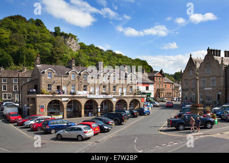 Marktplatz und einem heillosen Durcheinander mit Castlebergh Felsen hinter North Yorkshire England zu begleichen Stockfoto