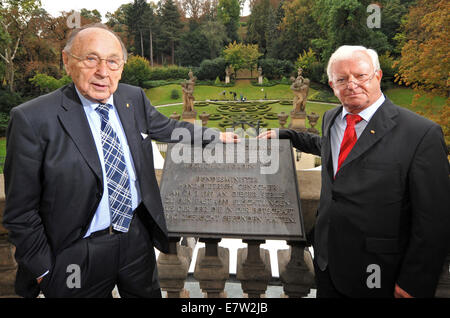 Datei - Datei Foto datiert 30. September 2009 Shoews ehemalige deutsche Außenminister Hans-Dietrich Genscher und ehemaligen Chancellery Minister Rudolf Seiters (R) stehend auf einer Bronzetafel auf dem berühmten Balkon der deutschen Botschaft, die Genscher Rede für DDR-Flüchtlinge in Prag, Tschechische Republik erinnert. Genscher hielt eine historische Rede vom Balkon am 19:00 am 30. September 1989, "Wir sind gekommen, um euch zu sagen, dass heute Ihre Ausreise." Der Rest der Rede wurde in Jubel übertönt. Genscher, die nur an einem Herzinfarkt erlitten hatte, erinnerte sich dies als die beste exp Stockfoto