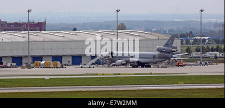 Schkeuditz, Deutschland. 24. September 2014. Der Defekte Typ Douglas KC-10 Transportflugzeuge der niederländischen Luftwaffe wartet auf Reparaturen am Flughafen Leipzig/Halle in Schkeuditz, Deutschland 24. September 2014. Es war beabsichtigt, am frühen Nachmittag für den Irak mit deutschen Waffen an Bord zu lassen. Wegen des Schadens muss der Flug verzögert werden, bis das Ersatzteil in geflogen werden kann. Diese Lieferung von Panzerfäusten, Gewehre und Munition markiert den Beginn der deutschen Waffenlieferungen für die Bekämpfung der Terrorgruppe islamischer Staat (IS) im Irak. Bildnachweis: Dpa picture Alliance/Alamy Live N Stockfoto