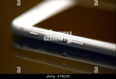 Düsseldorf, Deutschland. 24. Sep, 2014. ILLUSTRATION - liegt ein iPhone 6 von der Firma Apple auf einem Glastisch in Düsseldorf, 24. September 2014. Foto: Caroline Seidel/Dpa/Alamy Live News Stockfoto