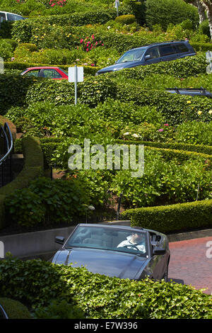 Ford Mustang Cabrio an der Lombard Street, Russian Hill Viertel, San Francisco, USA Stockfoto