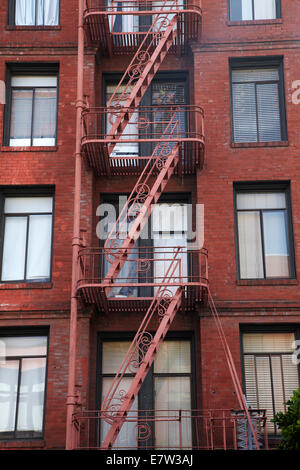 Feuer auf Backsteingebäude, San Francisco, Kalifornien, USA Stockfoto