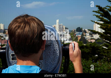 Junge mit Münz-Fernglas, Telegraph Hill, San Francisco, Kalifornien, USA Stockfoto