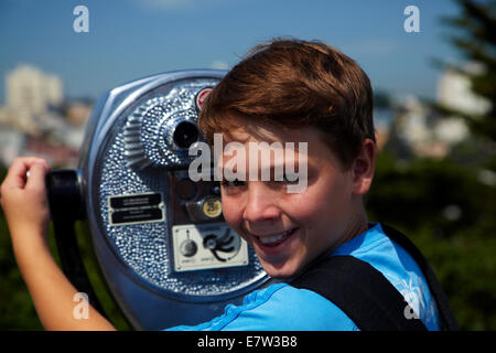 Junge mit Münz-Fernglas, Telegraph Hill, San Francisco, Kalifornien, USA Stockfoto