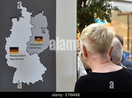 Berlin, Deutschland. 18. Sep, 2014. Ein Besucher sieht in der Ausstellung "25 Jahre Fall der Berliner Mauer" in die Potsdamer Platz Arkaden in Berlin, Deutschland, 18. September 2014. Die Ausstellung zeigt Originalobjekte aus dem Bau der Mauer, Darstellungen des täglichen Lebens an der Grenze, als auch bisher unveröffentlichte Fotos. Foto: Jens Kalaene/Dpa/Alamy Live News Stockfoto