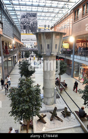 Berlin, Deutschland. 18. Sep, 2014. Die Menschen gehen durch die Ausstellung "25 Jahre Fall der Berliner Mauer" in die Potsdamer Platz Arkaden in Berlin, Deutschland, 18. September 2014. Die Ausstellung zeigt Originalobjekte aus dem Bau der Mauer, Darstellungen des täglichen Lebens an der Grenze, als auch bisher unveröffentlichte Fotos. Foto: Jens Kalaene/Dpa/Alamy Live News Stockfoto