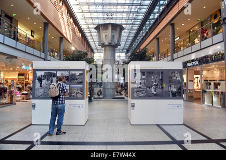 Berlin, Deutschland. 18. Sep, 2014. Die Menschen gehen durch die Ausstellung "25 Jahre Fall der Berliner Mauer" in die Potsdamer Platz Arkaden in Berlin, Deutschland, 18. September 2014. Die Ausstellung zeigt Originalobjekte aus dem Bau der Mauer, Darstellungen des täglichen Lebens an der Grenze, als auch bisher unveröffentlichte Fotos. Foto: Jens Kalaene/Dpa/Alamy Live News Stockfoto