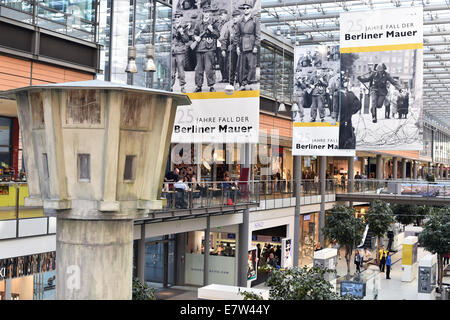 Berlin, Deutschland. 18. Sep, 2014. Die Menschen gehen durch die Ausstellung "25 Jahre Fall der Berliner Mauer" in die Potsdamer Platz Arkaden in Berlin, Deutschland, 18. September 2014. Die Ausstellung zeigt Originalobjekte aus dem Bau der Mauer, Darstellungen des täglichen Lebens an der Grenze, als auch bisher unveröffentlichte Fotos. Foto: Jens Kalaene/Dpa/Alamy Live News Stockfoto