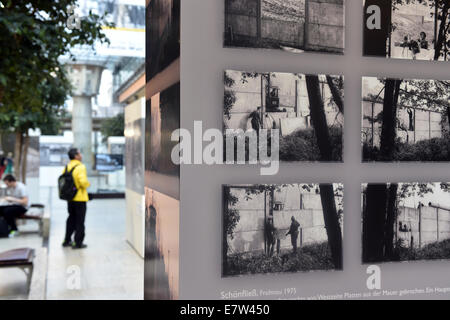 Berlin, Deutschland. 18. Sep, 2014. Die Menschen gehen durch die Ausstellung "25 Jahre Fall der Berliner Mauer" in die Potsdamer Platz Arkaden in Berlin, Deutschland, 18. September 2014. Die Ausstellung zeigt Originalobjekte aus dem Bau der Mauer, Darstellungen des täglichen Lebens an der Grenze, als auch bisher unveröffentlichte Fotos. Foto: Jens Kalaene/Dpa/Alamy Live News Stockfoto