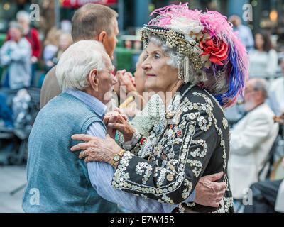 London, UK. 24. September 2014. Pearly Queen führt die letzten Spitalfields Tanztee 2014 - mit Musik von New Covent Garden Dance Orchestra. Spitalfields Market, London, UK 24. September 2014. Bildnachweis: Guy Bell/Alamy Live-Nachrichten Stockfoto