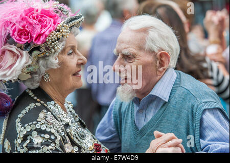 London, UK. 24. September 2014. Pearly Queen führt die letzten Spitalfields Tanztee 2014 - mit Musik von New Covent Garden Dance Orchestra. Spitalfields Market, London, UK 24. September 2014. Bildnachweis: Guy Bell/Alamy Live-Nachrichten Stockfoto