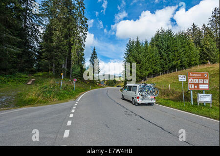 Ein Wohnmobil auf der Durchreise der Jaun-Pass im Kanton Bern in der Schweiz. Stockfoto