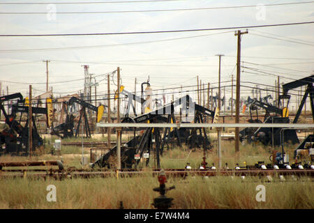 Voll Pumpjacks bei der Arbeit in einem Ölfeld California Stockfoto