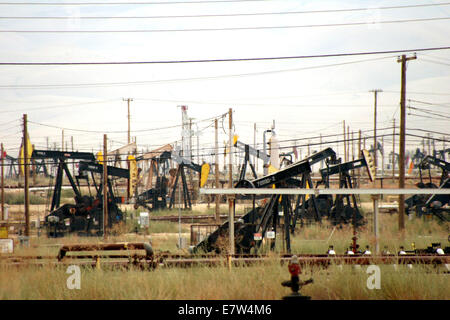 Voll Pumpjacks bei der Arbeit in einem Ölfeld California Stockfoto