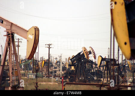 Voll Pumpjacks bei der Arbeit in einem Ölfeld California Stockfoto