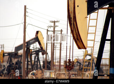 Voll Pumpjacks bei der Arbeit in einem Ölfeld California Stockfoto