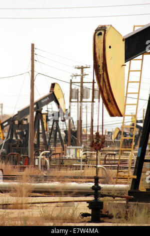 Voll Pumpjacks bei der Arbeit in einem Ölfeld California Stockfoto