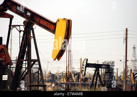 Voll Pumpjacks bei der Arbeit in einem Ölfeld California Stockfoto