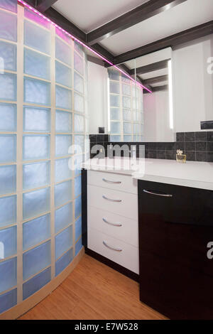 Blick auf elegante Badezimmer Stockfoto