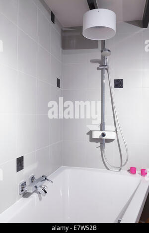Blick auf elegante moderne Badezimmer Stockfoto