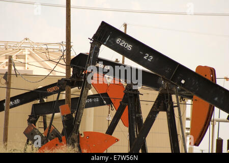 Voll Pumpjacks bei der Arbeit in einem Ölfeld California Stockfoto