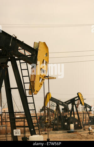 Voll Pumpjacks bei der Arbeit in einem Ölfeld California Stockfoto