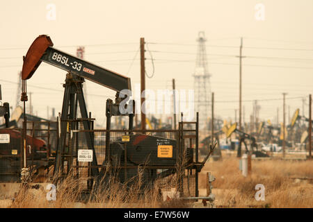 Voll Pumpjacks bei der Arbeit in einem Ölfeld California Stockfoto