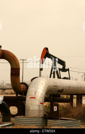 Voll Pumpjacks bei der Arbeit in einem Ölfeld California Stockfoto