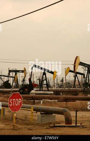 Voll Pumpjacks bei der Arbeit in einem Ölfeld California Stockfoto