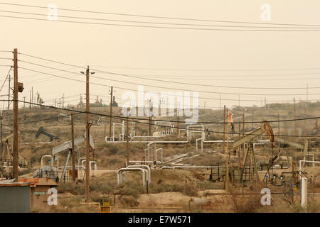 Voll Pumpjacks bei der Arbeit in einem Ölfeld California Stockfoto