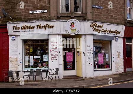 Die Glitzer-Thrifter ist ein Geschenk und Fairy Cake Boutique an der Ecke von Peddie Street und Schwärze Road in Dundee, Großbritannien Stockfoto